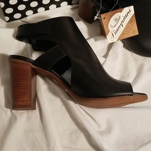 NIB Piampiani Leather Heels 9